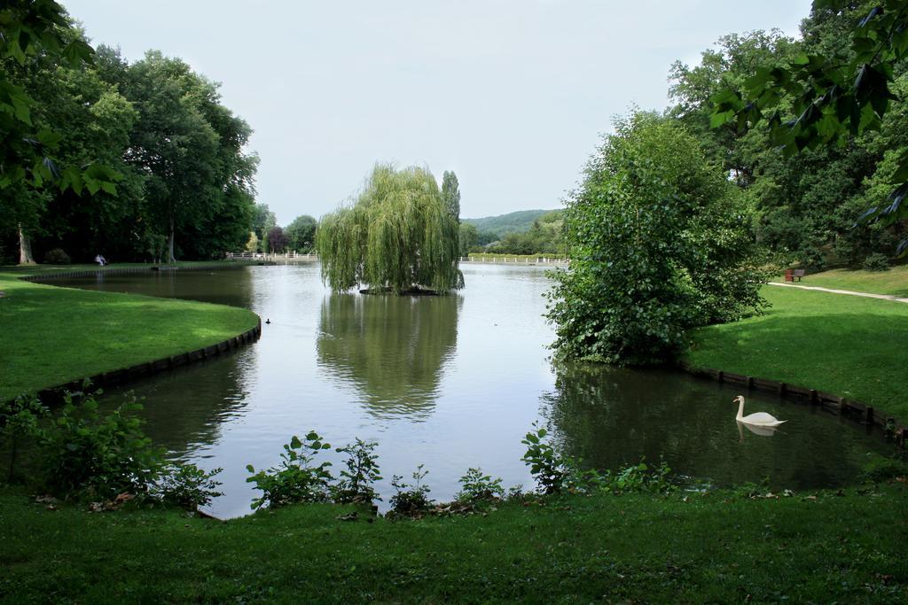 Готель Au Bord Du Lac Сен-Ремі-ле-Шеврез Екстер'єр фото